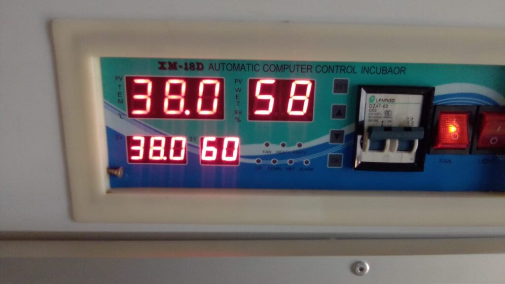 How to decrease humidity in incubator